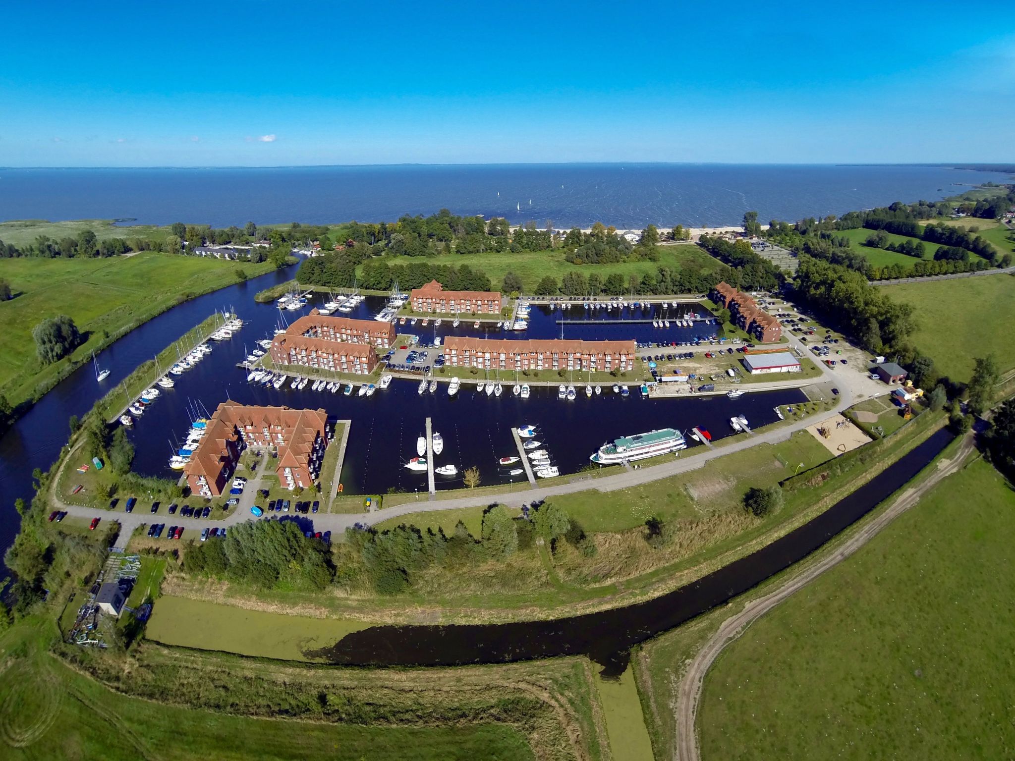 Wohnung an der Ostsee mit Blick auf den Yachthafen-Drinnen