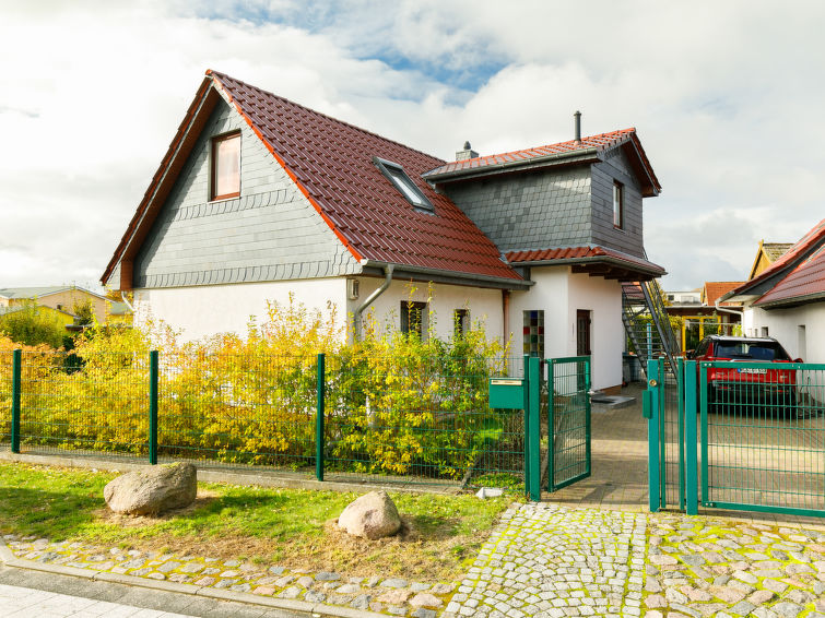 "Tauchmann II", appartement 1-kamer 35 m2, op de bovenste verdieping. Afgeschuinde daken, doelmatig ingericht: woon-/slaapkamer met 1 2-pers bed en Kabel-TV (Flatscreen TV), radio. Kookhoek (2-pits ko..