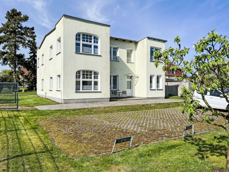 "Burgfried (App. 4)", appartement 2-kamers 74 m2, op de begane grond. Gezellig ingericht: woonkamer met 1 divanbed en Kabel-TV (Flatscreen TV), radio. 1 kamer met 1 2-pers bed. Uitgang naar het terras..