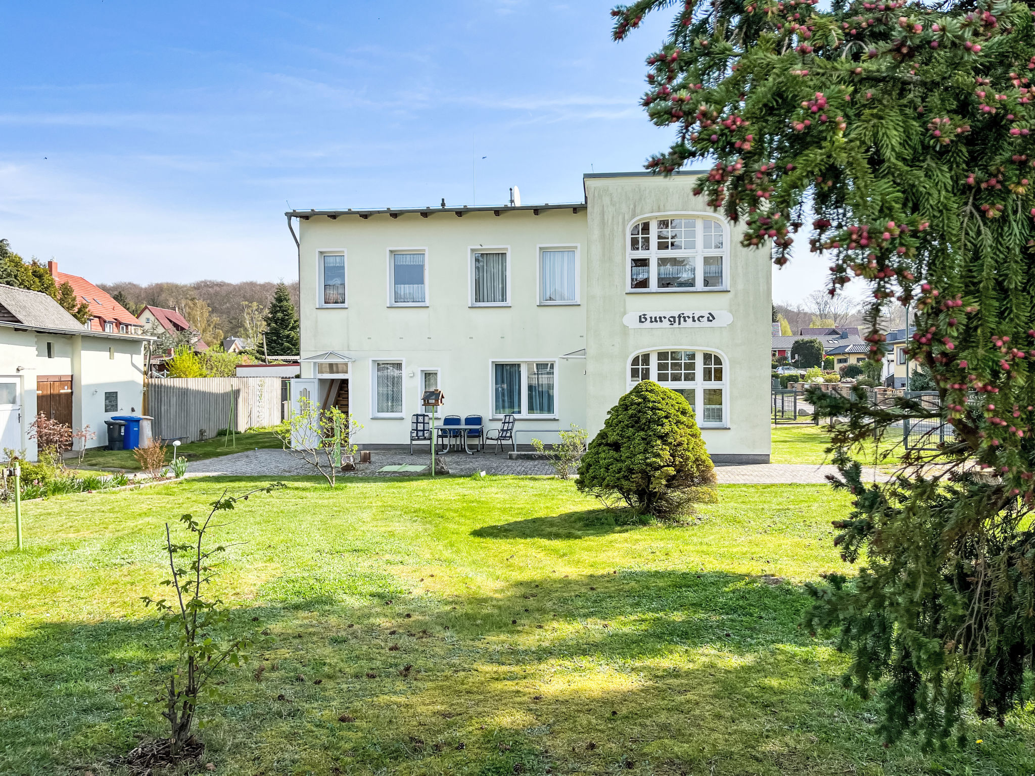 "Burgfried (App. 5)", appartement 2-kamers 40 m2, op de begane grond. Eenvoudig ingericht: woon-/eetkamer met Kabel-TV (Flatscreen TV), radio. 1 kamer met 1 2-pers bed. Kleine kookhoek (broodrooster, ..