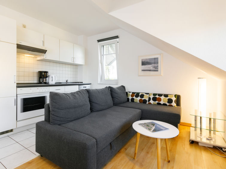 "Niewald", appartement 2-kamers 43 m2, op de bovenste verdieping. Het objekt is geschikt voor 3 volwassenen + 1 kinderen. Afgeschuinde daken, gezellig ingericht: woon-/eetkamer met 1 2-pers divanbed e..