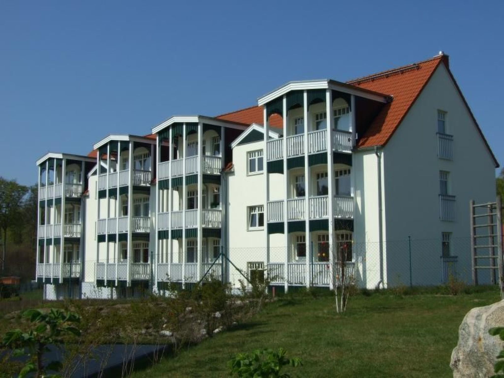 The holiday flat (1st floor) is part of a small residential complex with 39 flats, spread over three houses on the eastern outskirts of Koserow on the edge of the coastal forest and the Streckelsberg ..