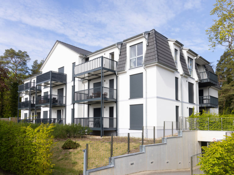 "Sandmann", appartement 3-kamers 82 m2, op de begane grond. Modern en smaakvol ingericht: woon-/eetkamer met eettafel en Kabel-TV (Flatscreen TV). Uitgang naar het terras. 1 kamer met 1 2-pers bed (18..