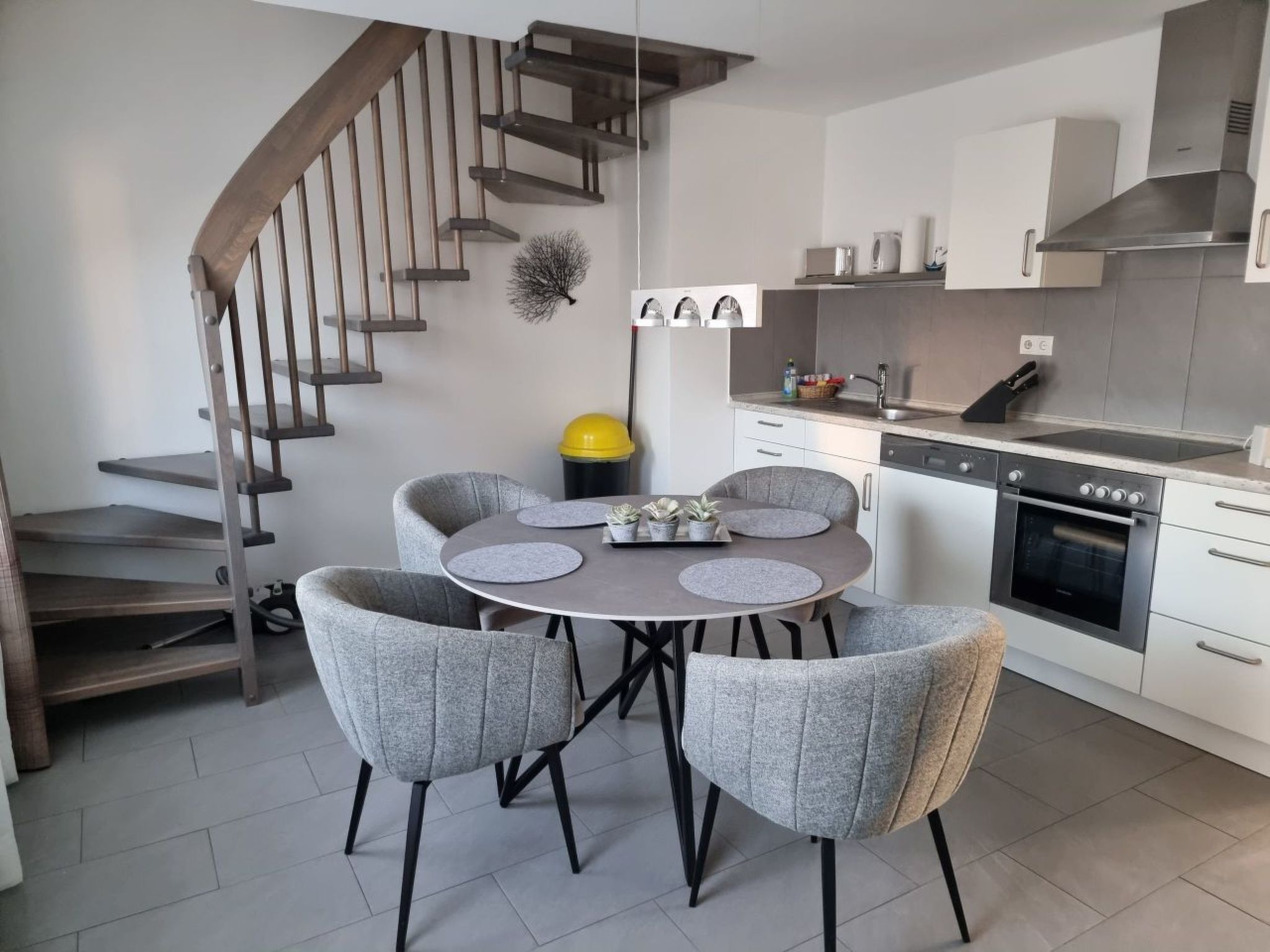 Anreise mit der Bahn - kein Problem. Der Bahnhof ist ca. 150 m entfernt.

Unser Haus Sandra mit seinen 4 Ferienwohnungen ist zentral, aber dennoch ruhig, in der Hafenstadt Sassnitz gelegen. Die Ostsee..