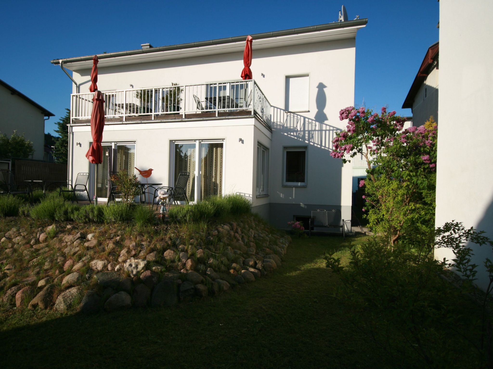 Anreise mit der Bahn - kein Problem. Der Bahnhof ist ca. 150 m entfernt.

Unser Haus Sandra mit seinen 4 Ferienwohnungen ist zentral, aber dennoch ruhig, in der Hafenstadt Sassnitz gelegen. Die Ostsee..