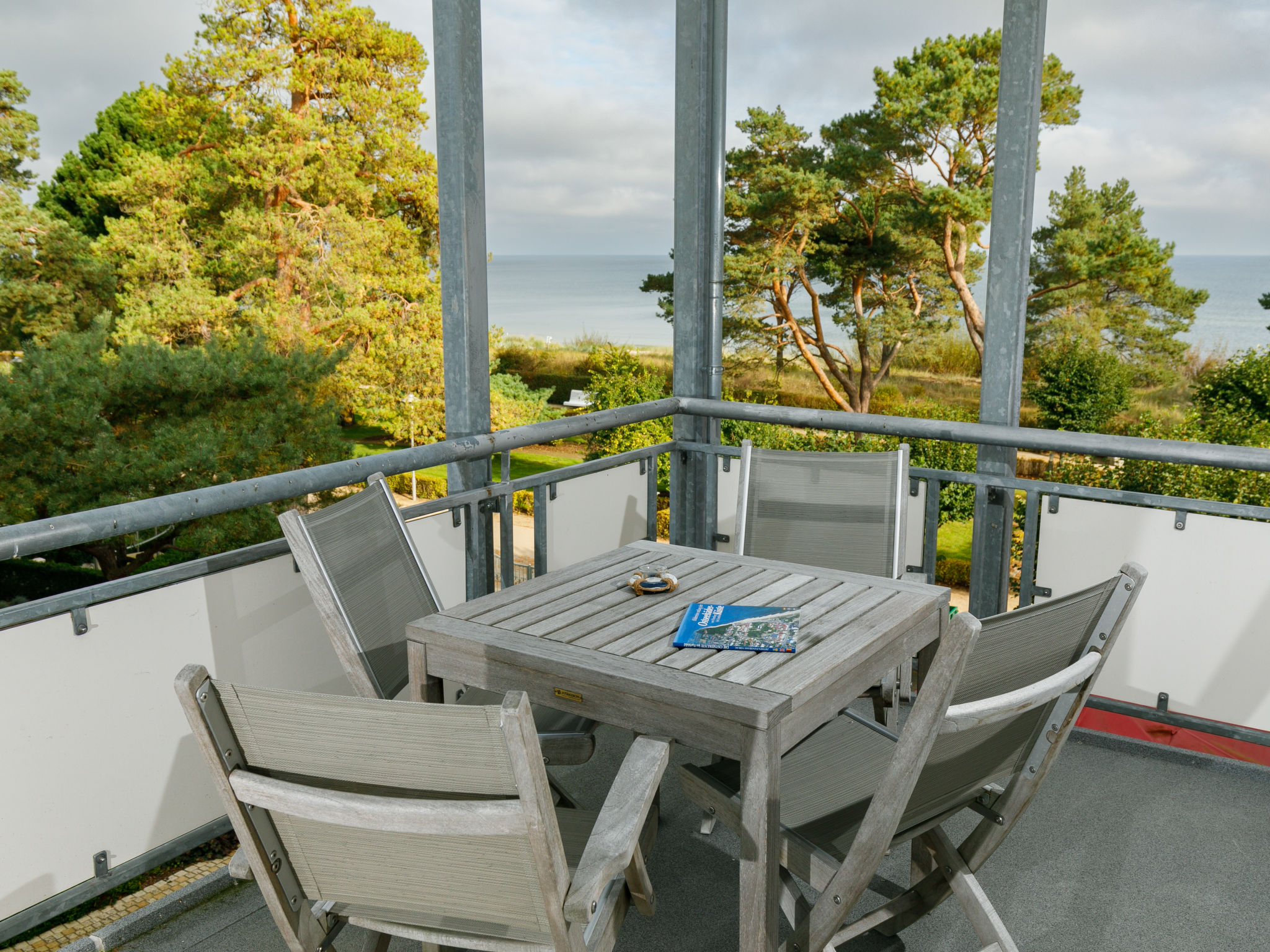 "App.6 Zinnowitzer Hof", appartement 2-kamers 60 m2 op de 2e verdieping. Mooi en gezellig ingericht: woon-/eetkamer met 1 2-pers divanbed en Kabel-TV (Flatscreen TV). Uitgang naar het balkon. 1 kamer ..