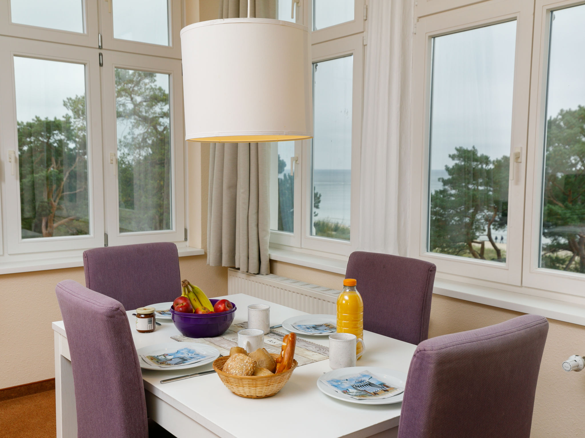 "App.13 Zinnowitzer Hof", appartement 2-kamers 63 m2 op de 3e verdieping. Mooi en gezellig ingericht: woon-/eetkamer met 1 divanbed en Kabel-TV (Flatscreen TV). Uitgang naar het balkon. 1 kamer met 1 ..