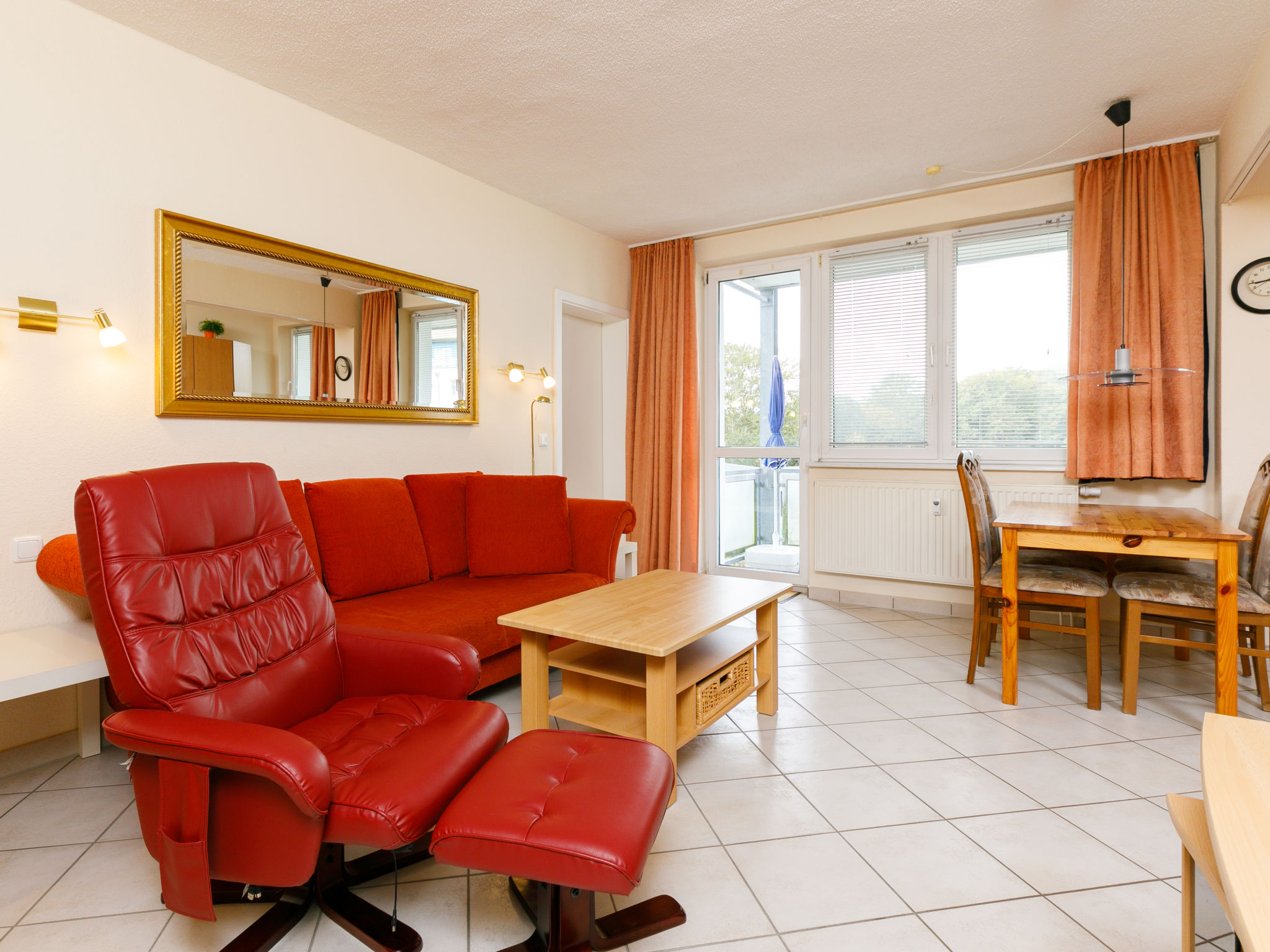 "Zur Düne I", appartement 2-kamers 52 m2 op de 2e verdieping. Het objekt is geschikt voor 2 volwassenen + 2 kinderen. Woon-/eetkamer met 1 2-pers divanbed (160 cm, lengte 150 cm), Kabel-TV (Flatscree..