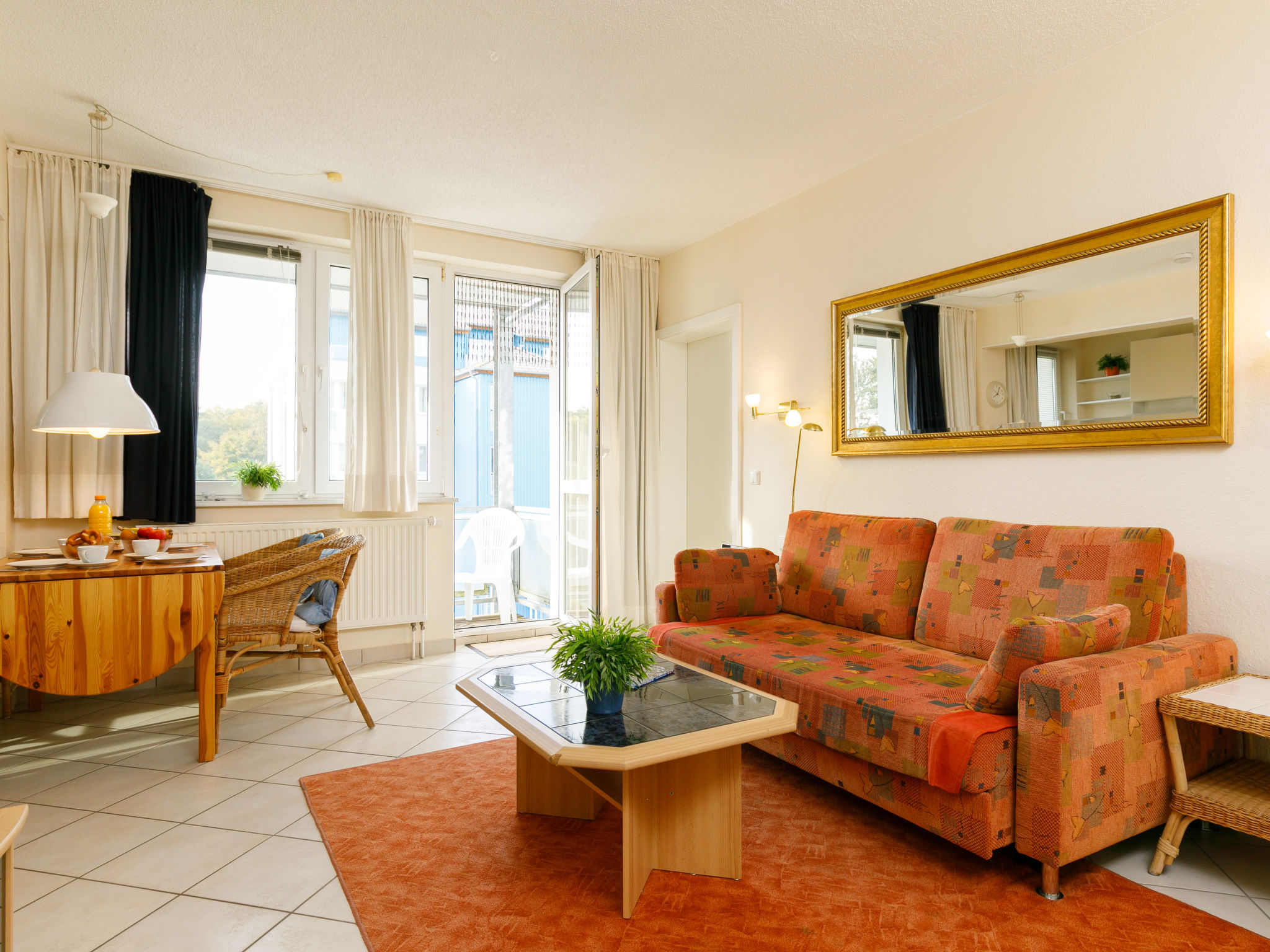 "Zur Düne II", appartement 2-kamers 52 m2 op de 2e verdieping. Licht, gezellig ingericht: woon-/eetkamer met 1 2-pers divanbed en Kabel-TV (Flatscreen TV), stereo-installatie. Uitgang naar het balkon..