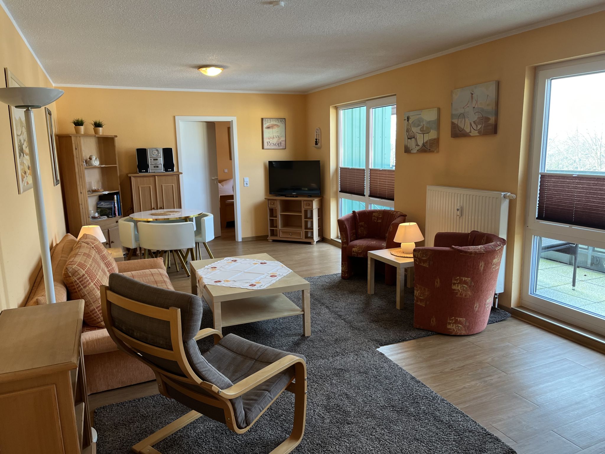 "Waterkant", appartement 2-kamers 57 m2 op de 4e verdieping. Ruim en licht, gezellig ingericht: woon-/eetkamer met 1 2-pers divanbed (160 cm, lengte 200 cm), eettafel en Kabel-TV (Flatscreen TV), CD-s..