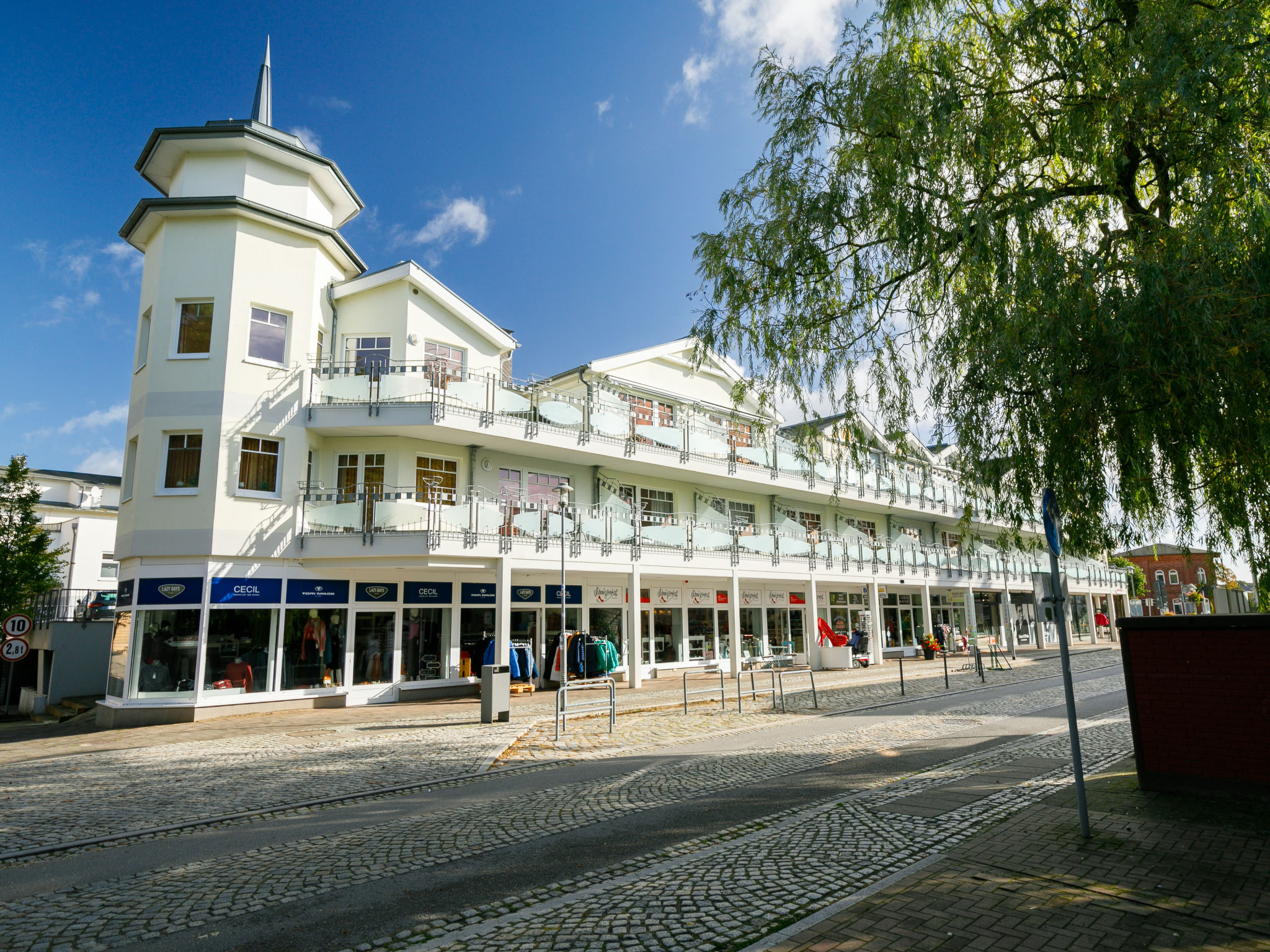 "Luise von Preußen (App.201)", appartement 2-kamers 69 m2 op de 2e verdieping. Gezellig ingericht: woon-/eetkamer met 1 2-pers divanbed en Kabel-TV (Flatscreen TV). Uitgang naar het terras. 1 kamer m..