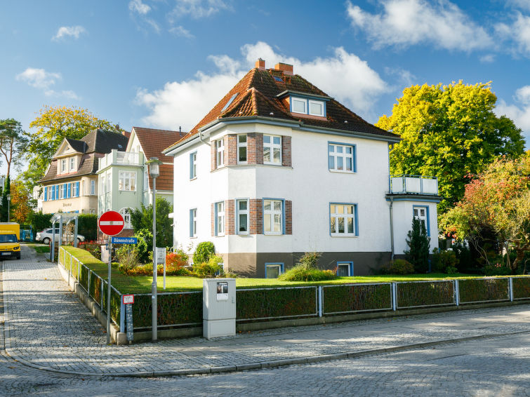 "Melchien 2", 1-Zimmer-Wohnung 28 m2, im Dachgeschoss. Abgeschrägt: Wohn-/Schlafzimmer mit 2 Betten, Esstisch und Sat-TV (Flachbildschirm), Radio. Kochnische (2 Kochplatten, Toaster, Wasserkocher, Mi..