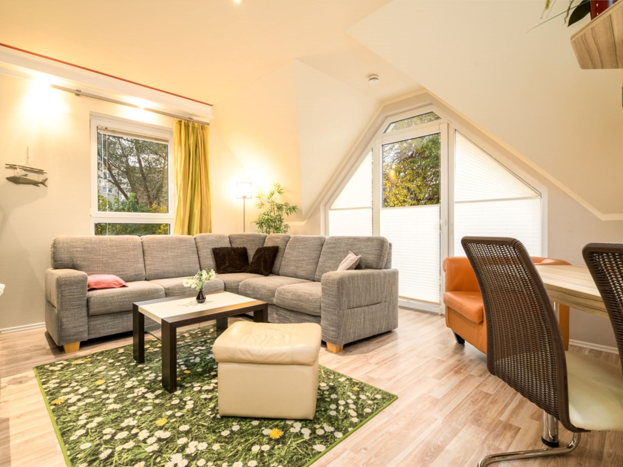 "Ludwig", appartement 3-kamers 86 m2 op 2 verdiepingen. Afgeschuinde daken, modern ingericht: woon-/eetkamer met Sat-TV (Flatscreen TV), radio. Uitgang naar het balkon. 1 kamer met 1 2-pers bed (180 c..