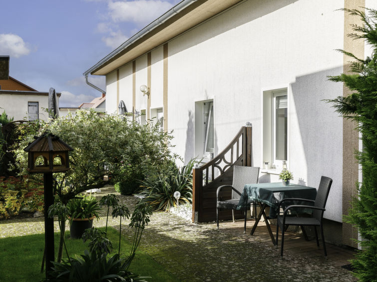 "Tauber", appartement 2-kamers 38 m2, op de begane grond. Mooi ingericht: kleine woonkamer met Kabel-TV (Flatscreen TV). 1 kamer met 1 2-pers bed. Keuken (2 keramische glas kookplaten, broodrooster, w..