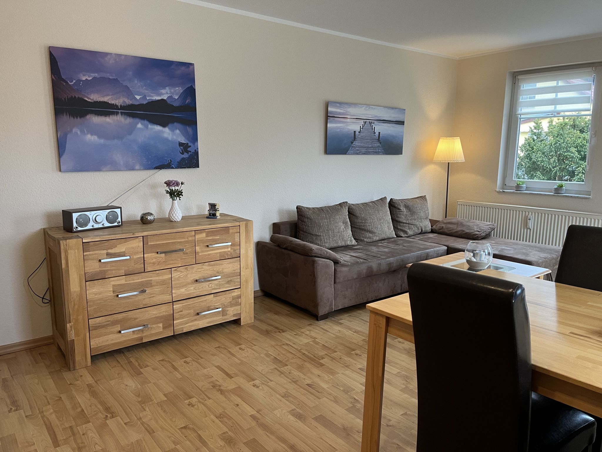 "Seemöwe Lilli", appartement 2-kamers 60 m2, op verhoogde begane grond. Gedeeltelijk gerenoveerd in 2024, stijlvol en gezellig ingericht: woon-/eetkamer met 1 2-pers divanbed en Kabel-TV (Flatscreen ..