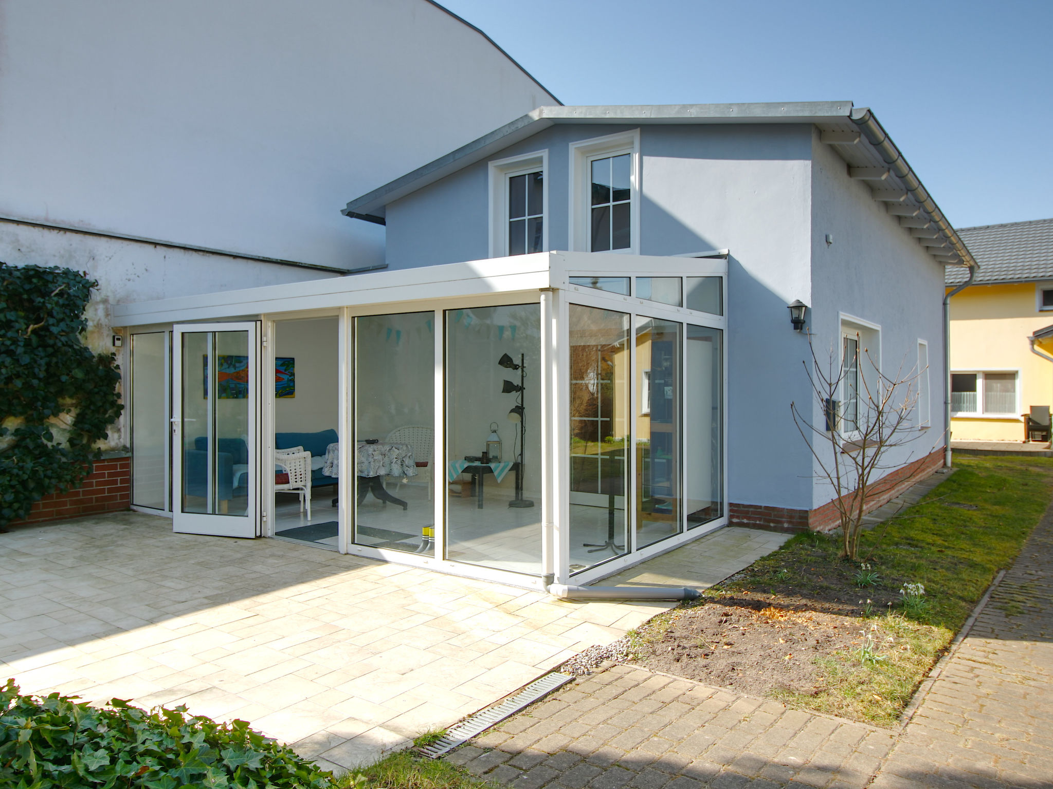 Bungalow 3-kamers 60 m2, op de begane grond. Woon-/eetkamer met Kabel-TV (Flatscreen TV), radio. 1 kamer met 1 2-pers bed. 1 kamer met 2 bedden. Kookhoek (oven, afwasmachine, 4 keramische glas kookpla..