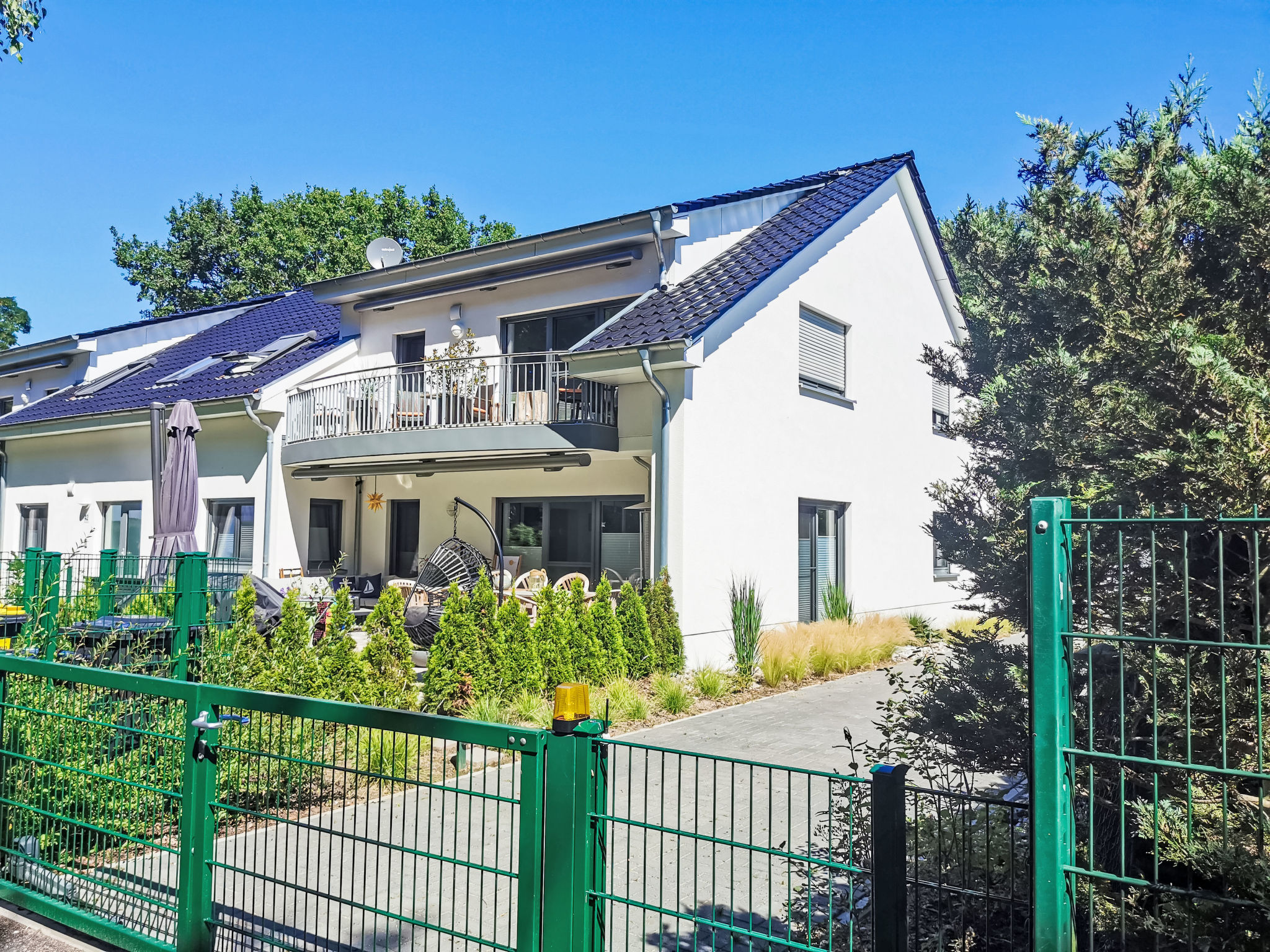 "Traumzeit", appartement 4-kamers 114 m2 op de 1e verdieping. Comfortabel en stijlvol ingericht: groot woon-/eetkamer met eettafel en Sat-TV (Flatscreen TV), elektrische rolluiken. Uitgang naar het ba..