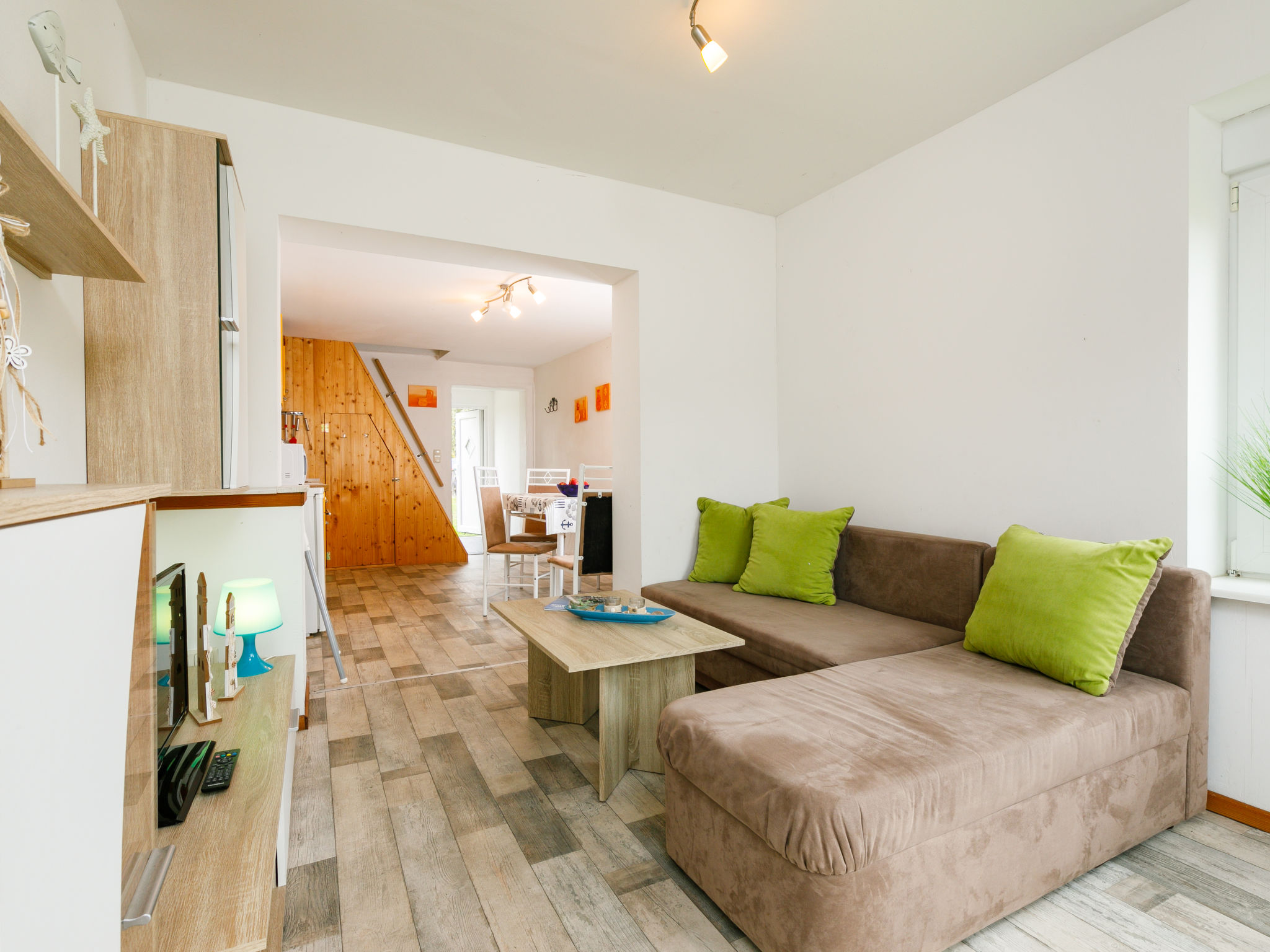 Huis in een rij 2-kamers 35 m2 op 2 verdiepingen, op de begane grond. Doelmatig ingericht: woon-/eetkamer met 1 2-pers divanbed en Kabel-TV (Flatscreen TV), radio. Uitgang naar het terras. Kookhoek (o..