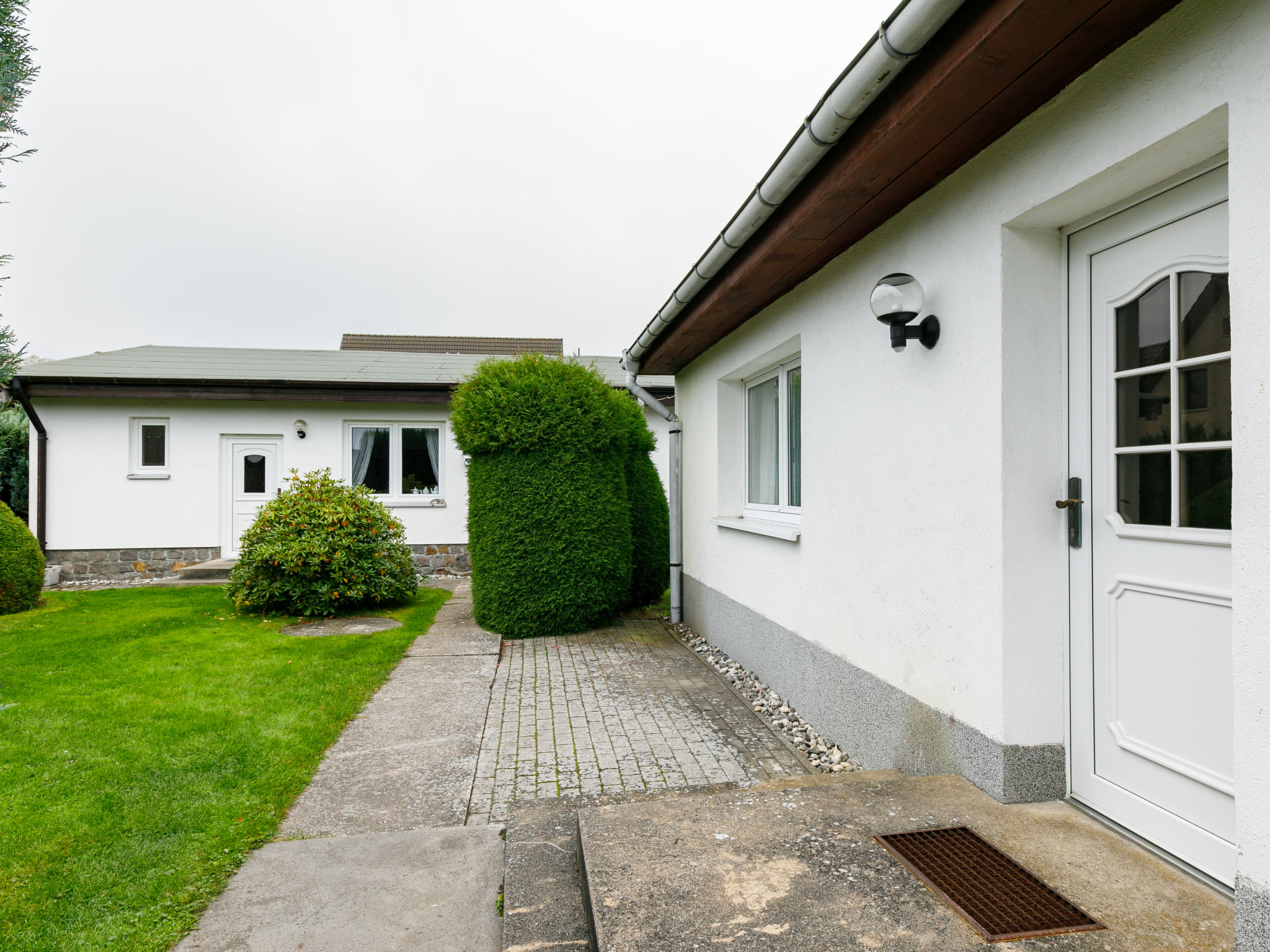 "Bungalow Nr.4", bungalow 1-kamer 30 m2, op de begane grond. Eenvoudig ingericht: woon-/slaapkamer met 1 2-pers bed en Sat-TV (Flatscreen TV), radio. Kookhoek (2-pits kookplaat, broodrooster, waterkok..