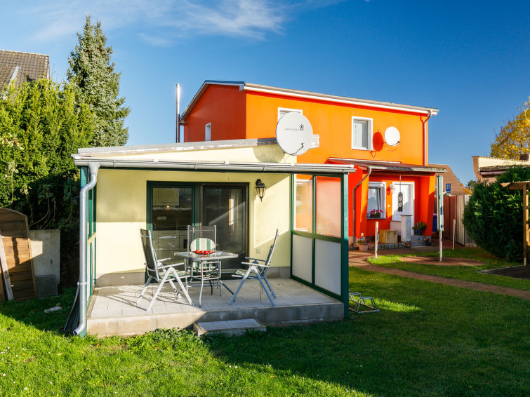 Bungalow 2-kamers 36 m2, op de begane grond. Het objekt is geschikt voor 2 volwassenen + 1 kinderen. Gezellig ingericht: woonkamer met Kabel-TV (Flatscreen TV), radio. Uitgang naar het terras. 1 kamer..