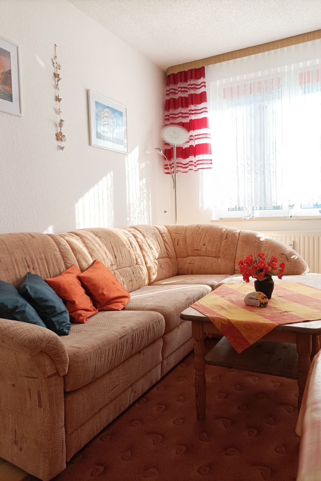 The well-kept and fully furnished 2-room apartment is in a top location behind the dune and thus in the immediate vicinity of the fine-grained sandy beach, approx. 150m away, on the 1st floor of an ap..