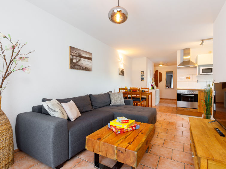 "Yonna", appartement 3-kamers 55 m2, op de bovenste verdieping. Gezellig ingericht: woon-/eetkamer met afgeschuinde daken met eettafel en Kabel-TV (Flatscreen TV), radio. 1 kamer met afgeschuinde dake..