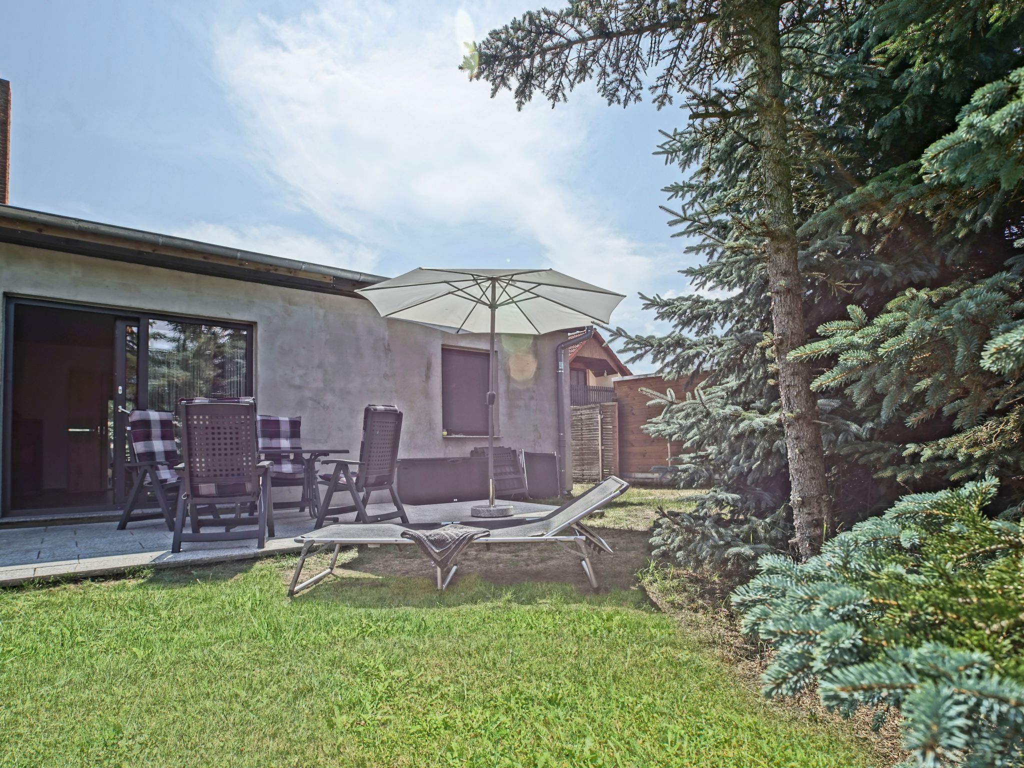 Mit Garten, Grill und Terrasse