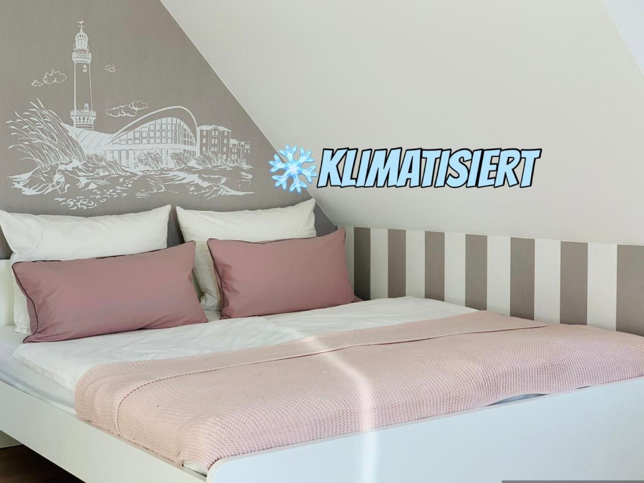 Diese in 2021 vollsanierte Dachgeschosswohnung befindet sich in der legendären Warnemünder Alexandrinenstraße in direkter Nähe zum Alten Strom.

Der feinkörnige weiße Strand ist in 3 Gehminuten ..