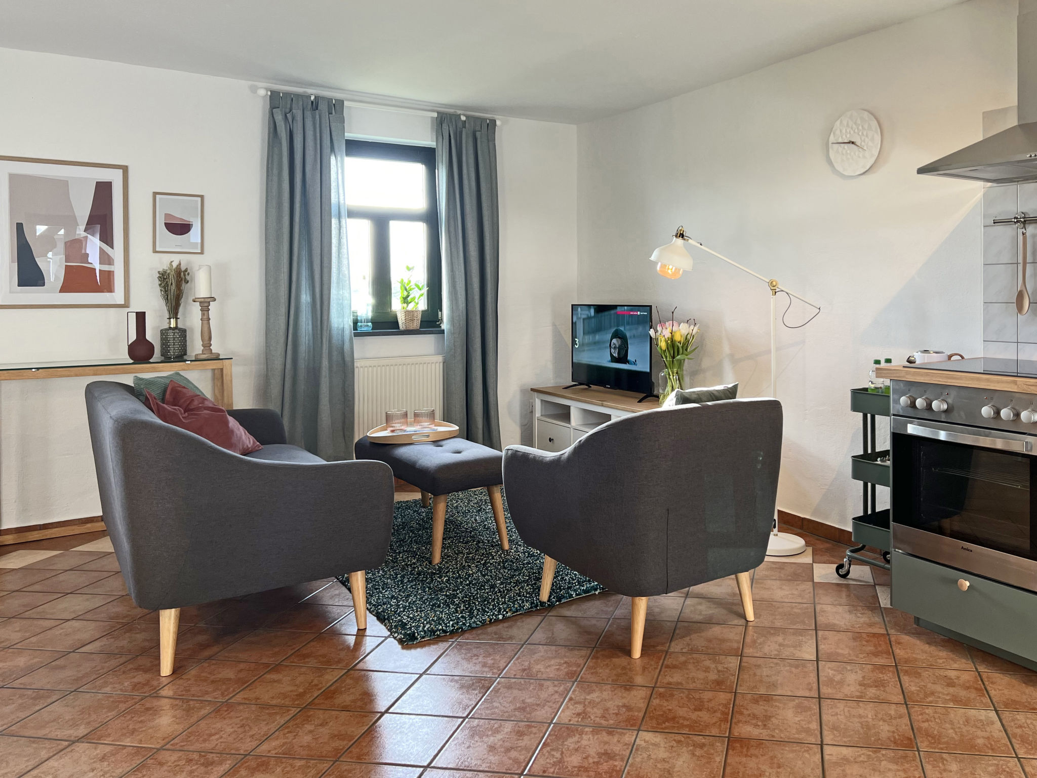 "Gotland", appartement 3-kamers 55 m2 op 2 verdiepingen. Volledig gerenoveerd in 2022, mooi en modern ingericht: woon-/eetkamer met eettafel en Sat-TV (Flatscreen TV). Kookhoek (4 keramische glas kook..