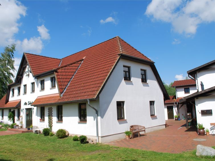 "Hiddensee", appartement 2-kamers 40 m2 op de 1e verdieping. Woon-/eetkamer met afgeschuinde daken met 1 divanbed en Sat-TV (Flatscreen TV). 1 2-pers. kamer met afgeschuinde daken. Kookhoek (2-pits ko..