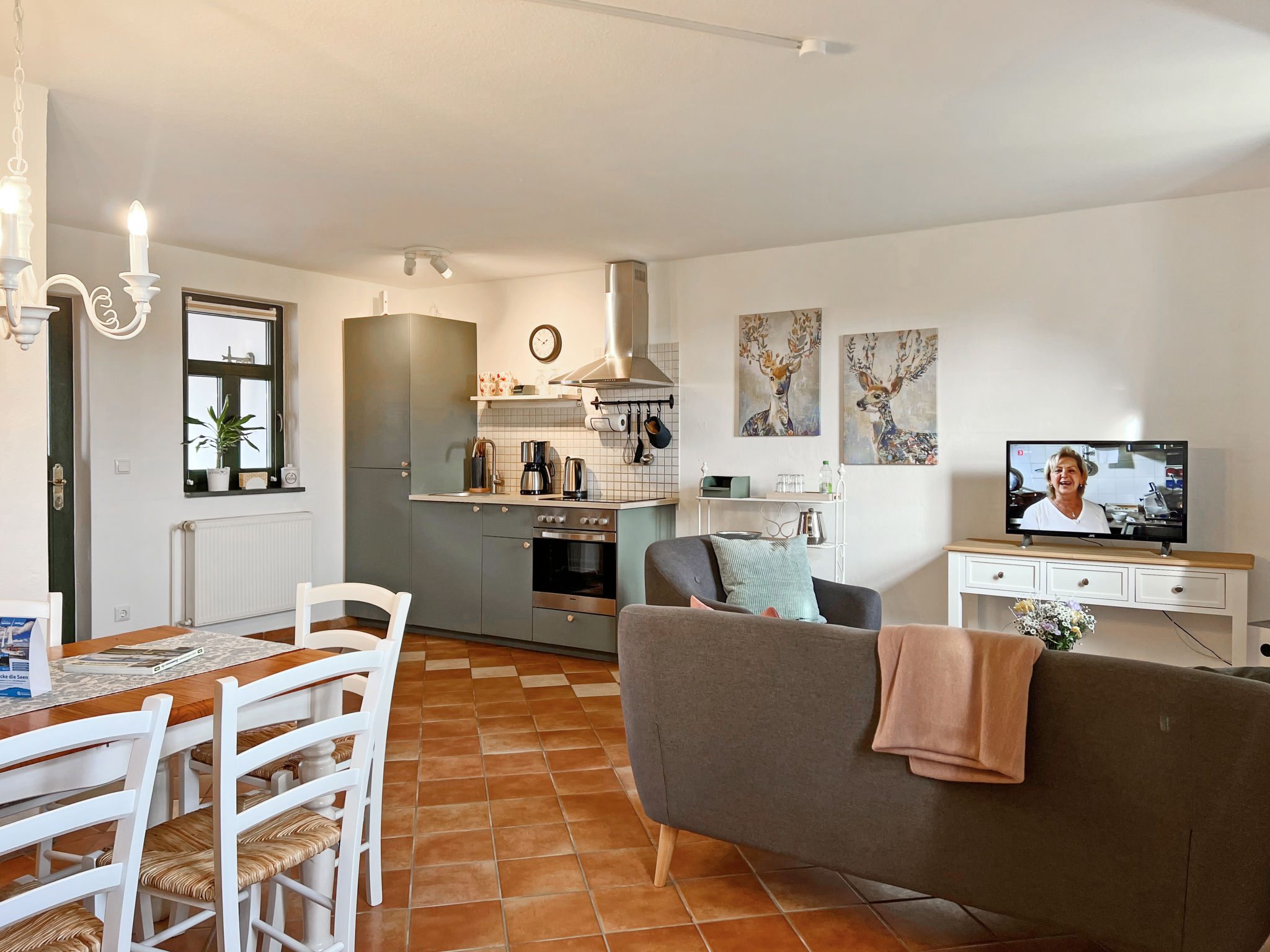 "Wollin", appartement 3-kamers 55 m2 op 2 verdiepingen. Volledig gerenoveerd in 2022, mooi en modern ingericht: woon-/eetkamer met eettafel en Sat-TV (Flatscreen TV). Kookhoek (4 keramische glas kookp..