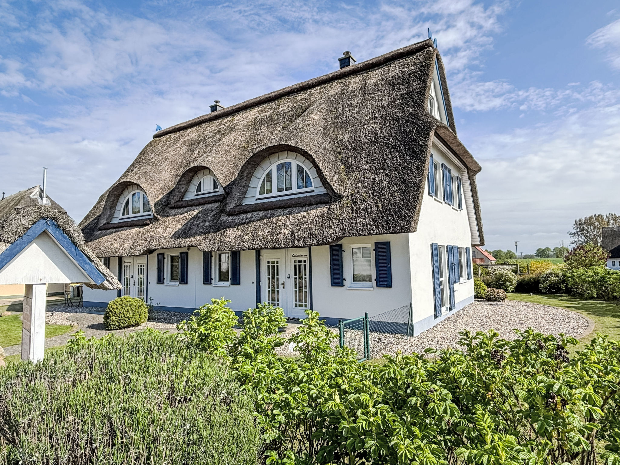 Traumhafte Reetdach-Doppelhaushälfte mit Garten