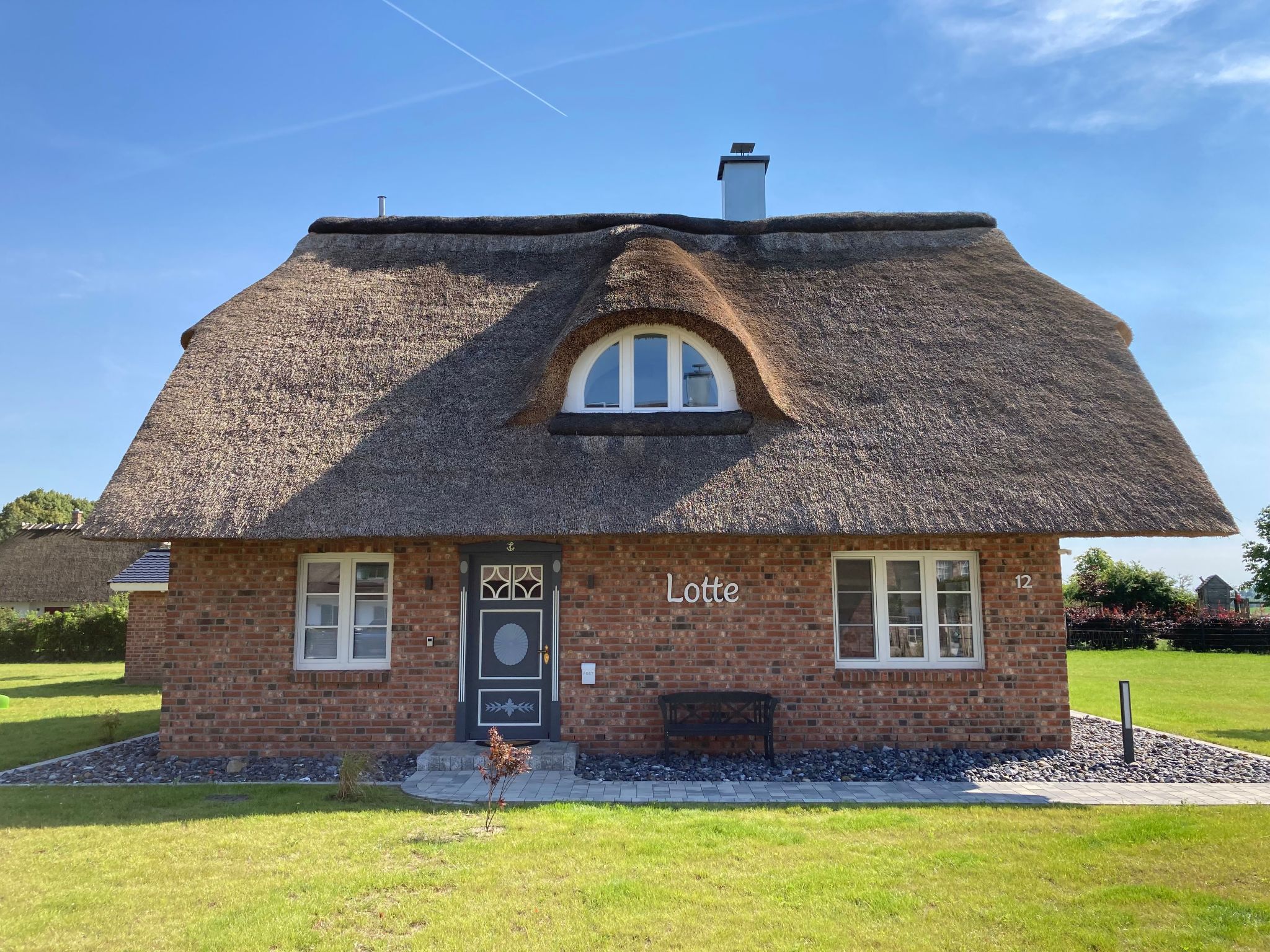 Discover the unspoilt beauty of Mellnitz in the south of the island of Rügen and find peace and quiet away from the usual tourist crowds. The holiday home *Reethaus Jette* with its idyllic location d..