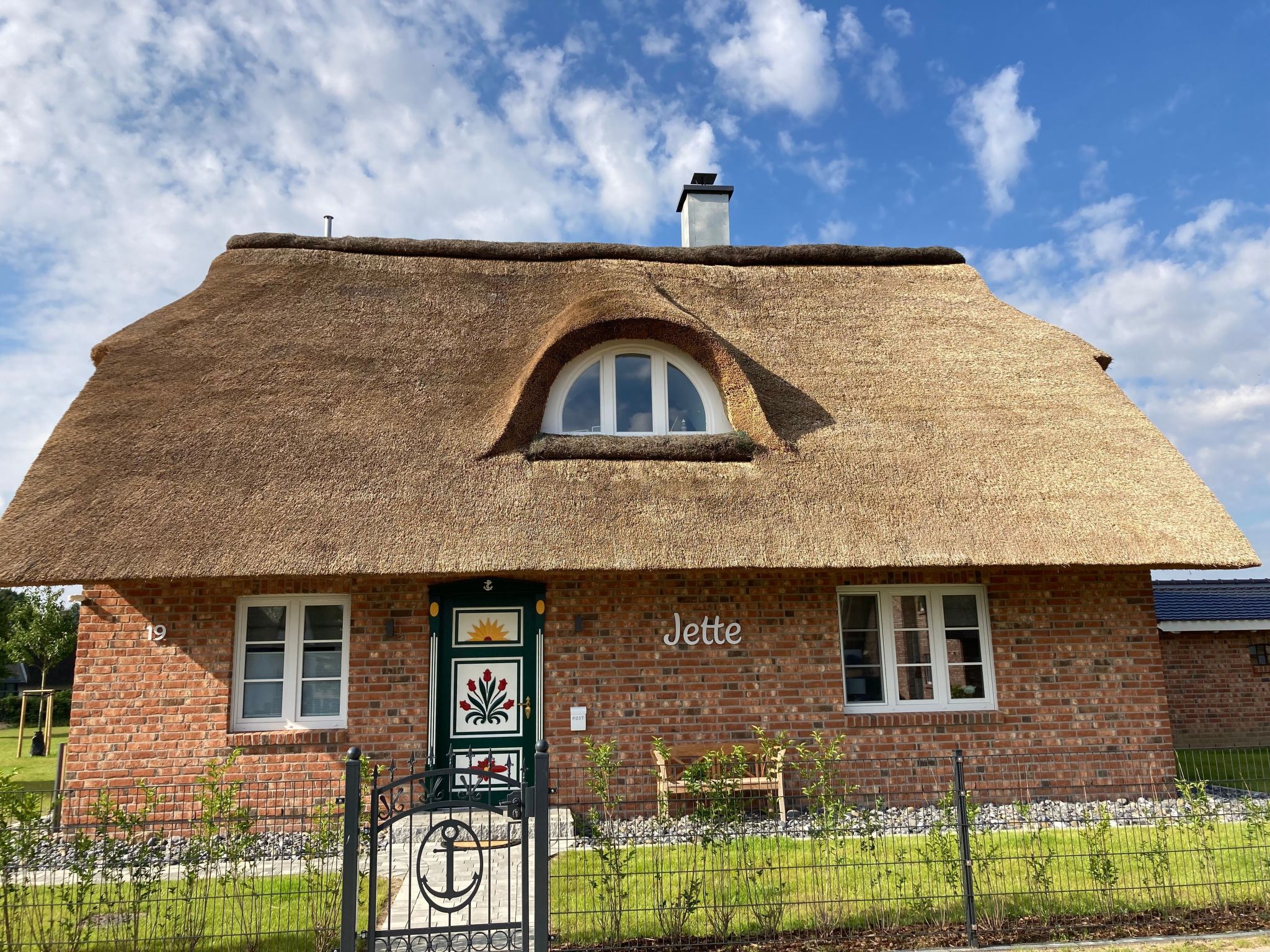Discover the Reethaus Jette, a jewel in Mellnitz, located in the idyllic south of the island of Rügen. Surrounded by unspoilt nature, far away from the hustle and bustle, this holiday home offers a p..