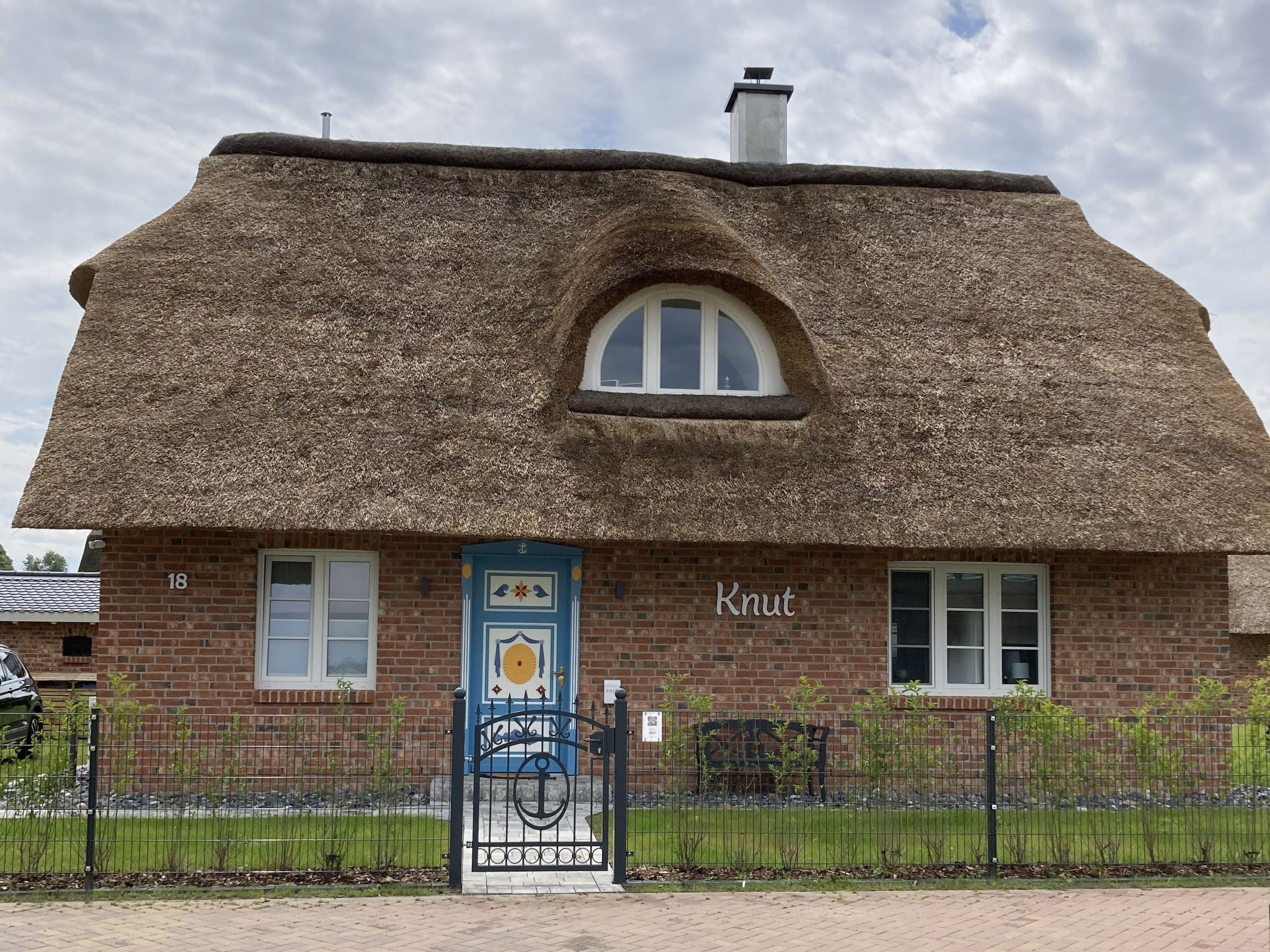 Discover the dreamlike Reethaus Knut on the idyllic island of Rügen - an oasis of peace and natural beauty. Nestled in the unspoilt landscape of the south of the island, far away from any mass touris..