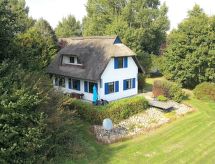 Vrijstaand vakantiehuis op Rügen met 5300m² tuin, vlakbij zee en meer - thumbnail 1