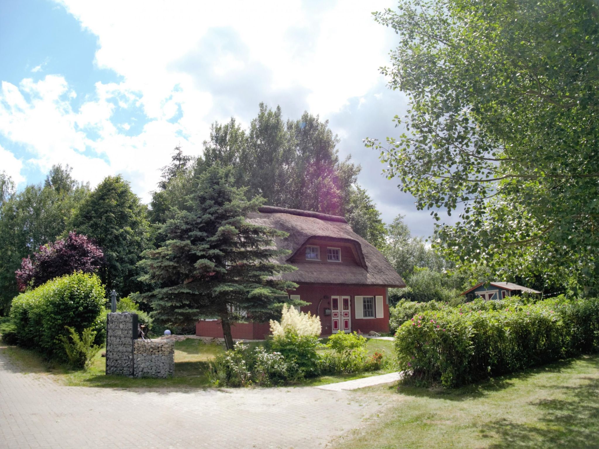 Idyllisches Reetdachhaus mit großem Garten-Binnen