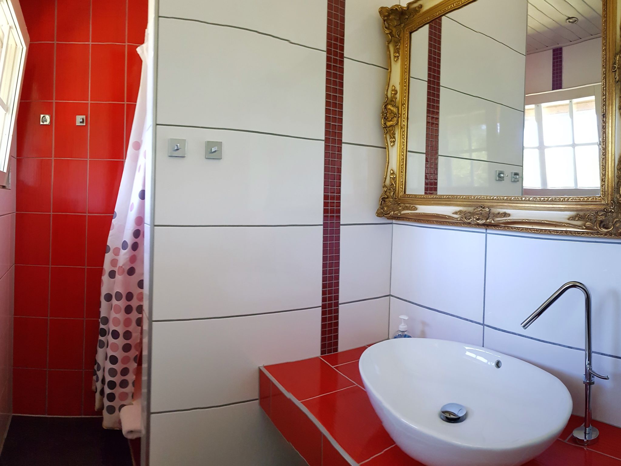 Idyllisches Reetdachhaus mit großem Garten-Binnen