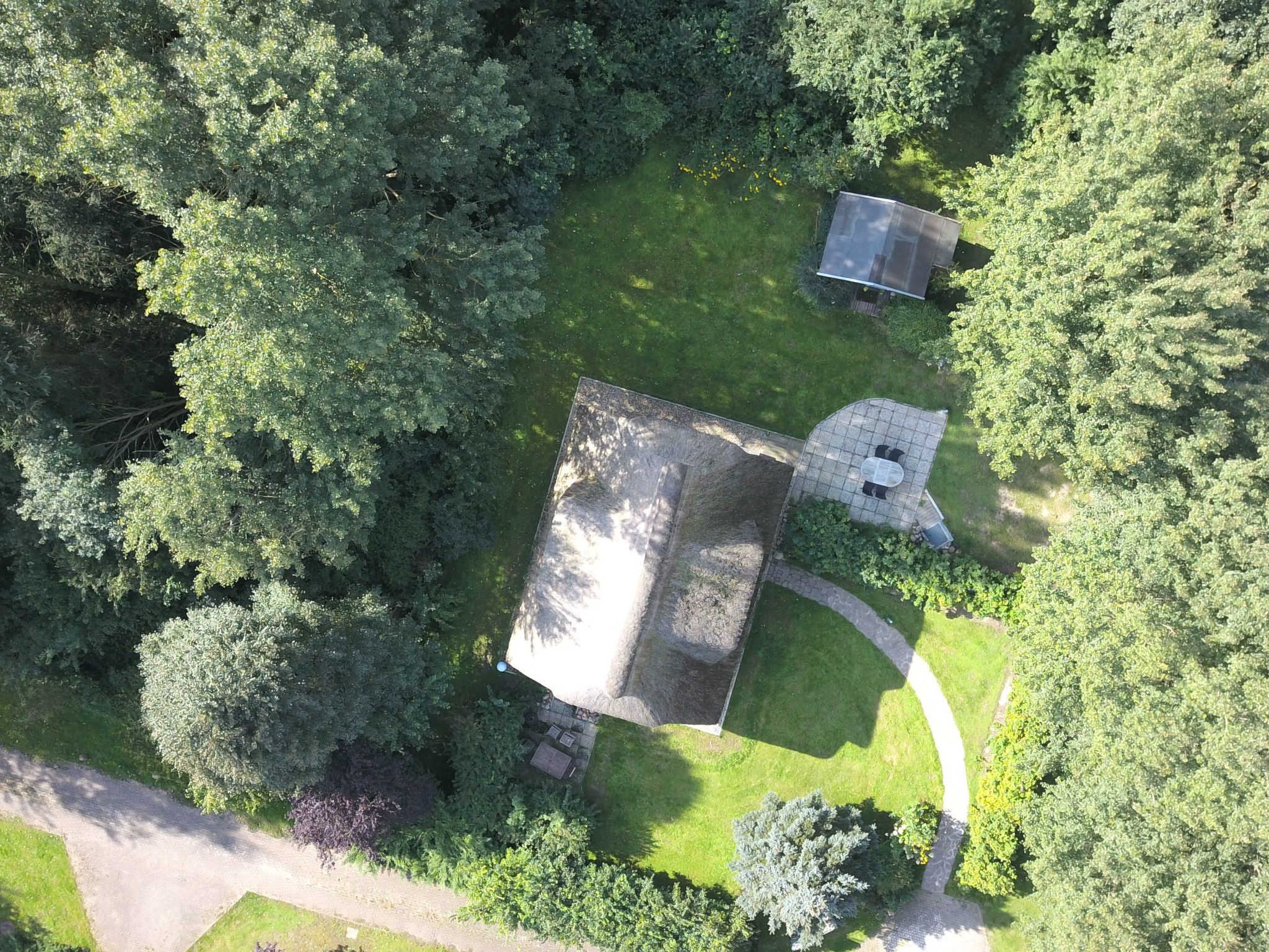 Idyllisches Reetdachhaus mit großem Garten-Binnen
