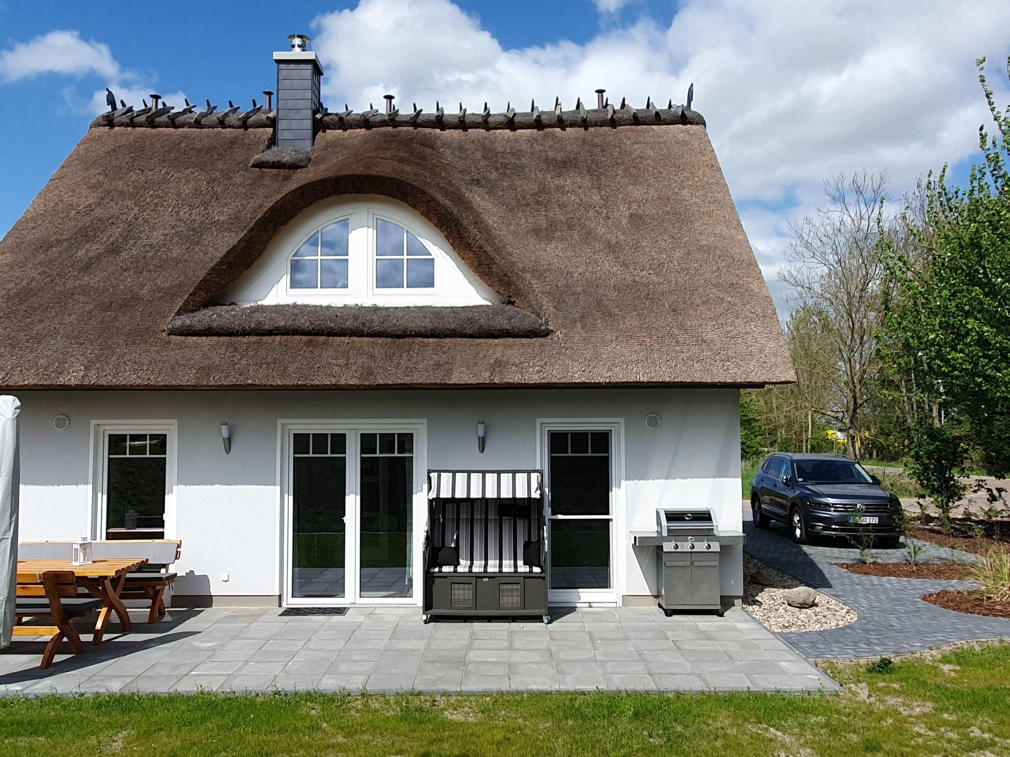 Far away from the bustling resorts and the typical seaside resorts you will experience the southern part of Rügen (Poseritz/Mellnitz) in its natural form. In the middle of the European bird sanctuary..