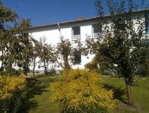 in Vorland mit Grill und Garten