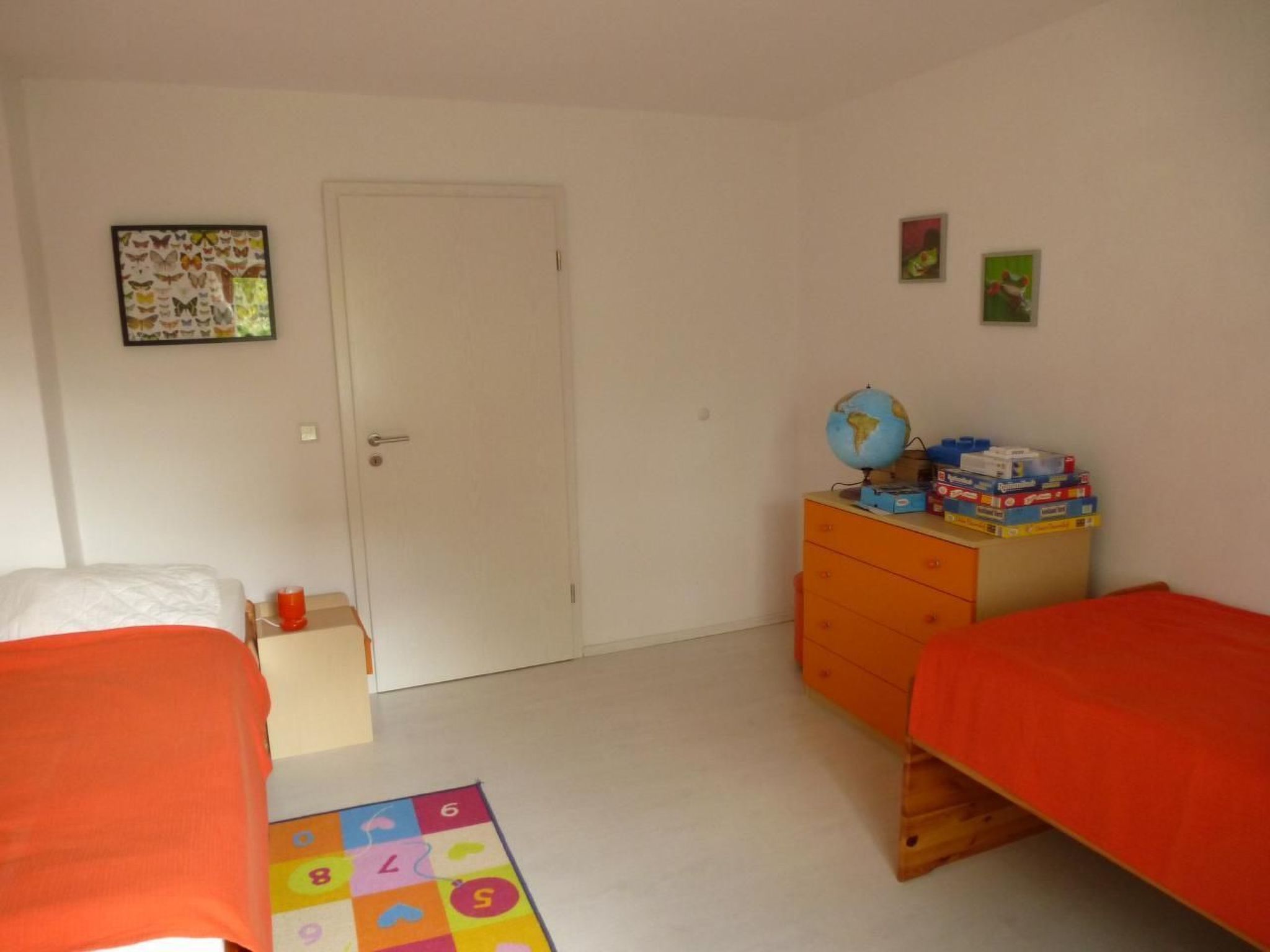 In Vorland mit Grill und Garten