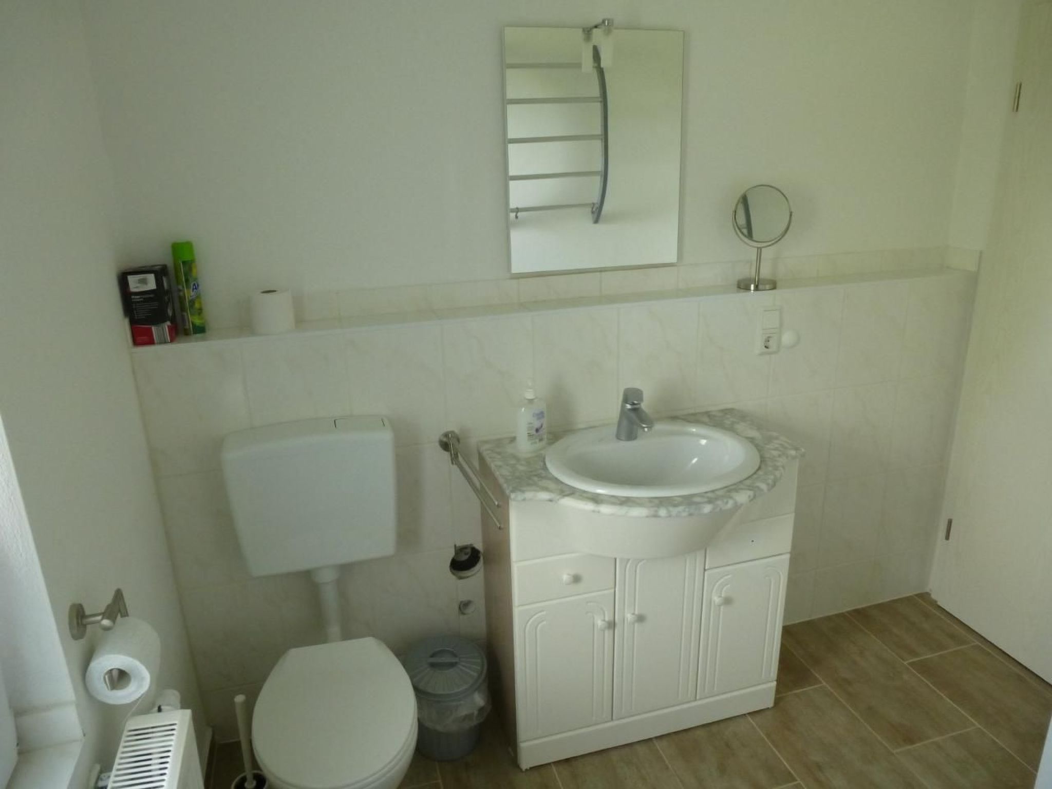 In Vorland mit Grill und Garten