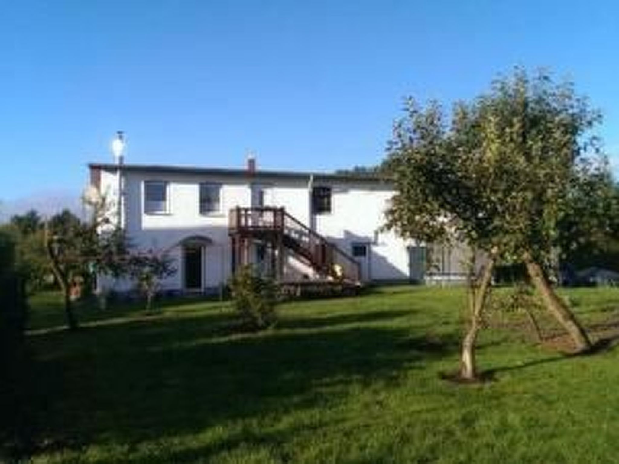 In Vorland mit Grill und Garten-Dehors