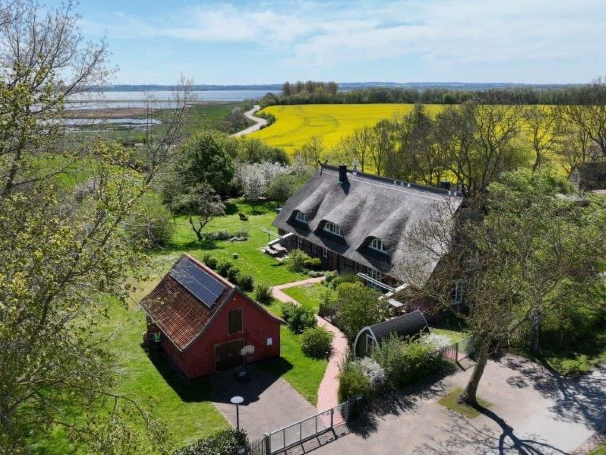 Welcome to "For Ten" - a retreat with lake views and a direct location on the Baltic Sea. This exclusive property offers you 350 m² of living space and 5 bathrooms for up to seven guests in generousl..