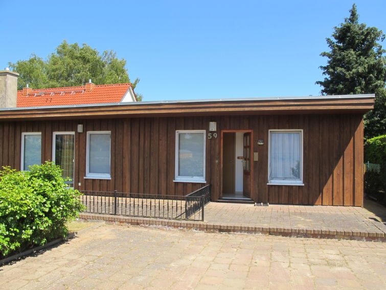 3-Zimmer-Bungalow 45 m2, im Erdgeschoss. Gemütlich eingerichtet: Wohn-/Esszimmer 12 m2 mit Schwedenofen und Sat-TV (Flachbildschirm), CD. Ausgang zur Terrasse. 1 Zimmer mit 1 Doppelbett (180 cm, Län..