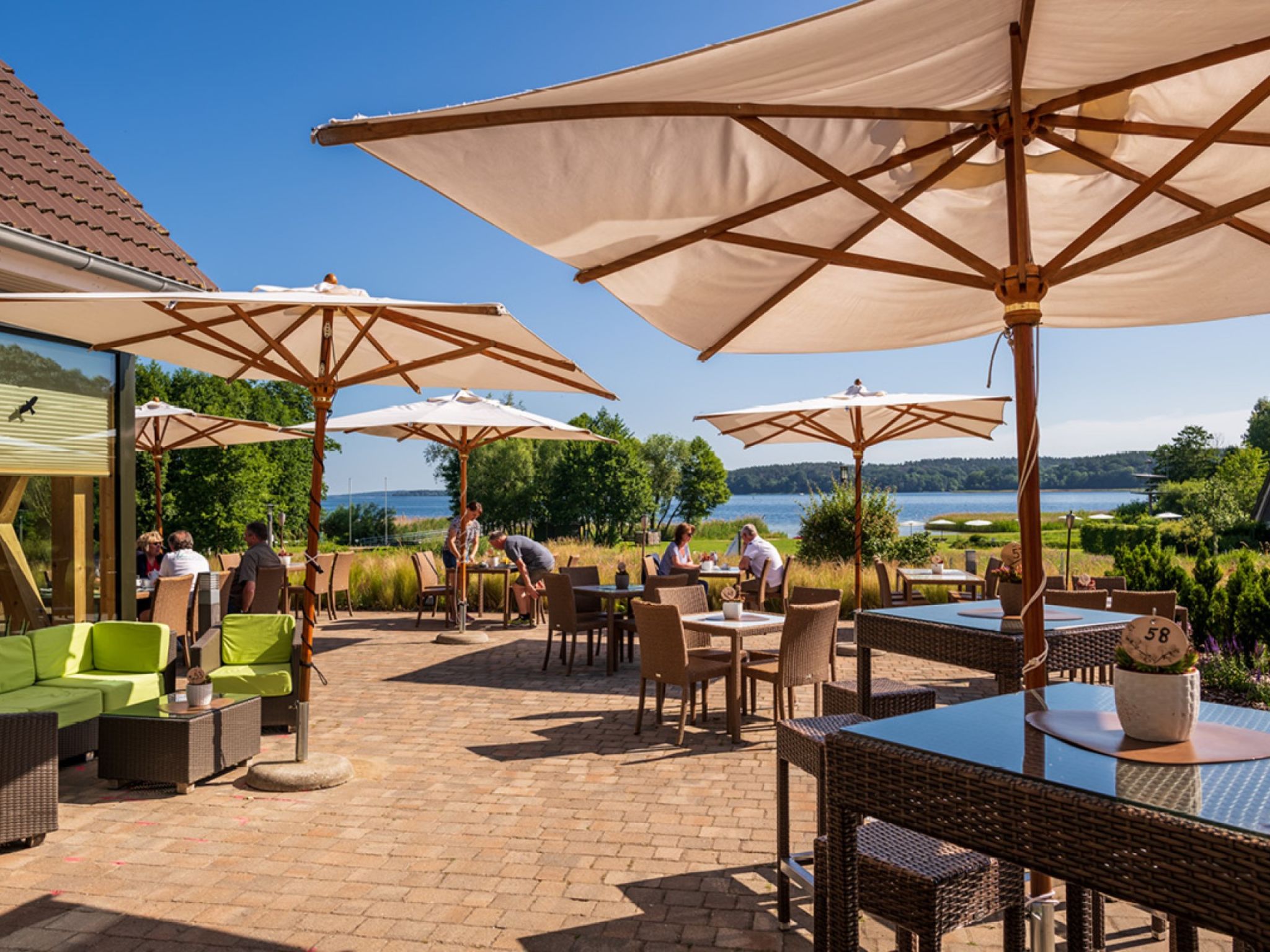 Maisonette 2-kamers 40 m2 op 2 verdiepingen. Licht, gerenoveerd in 2024, modern en gezellig ingericht: woon-/slaapkamer met 1 2-pers divanbed, eettafel en Sat-TV (Flatscreen TV). Uitgang naar het terr..