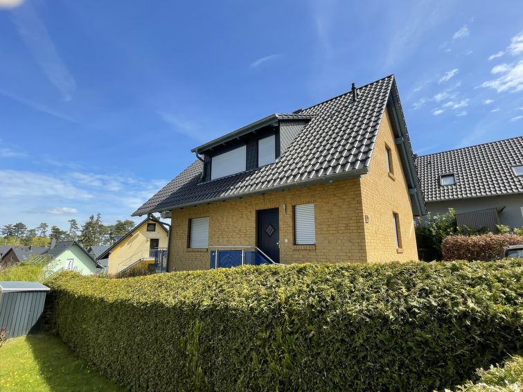 Appartement 2-kamers 50 m2 op de 2e verdieping. Gezellig ingericht: woon-/eetkamer met afgeschuinde daken met eettafel en Sat-TV (Flatscreen TV), radio. Uitgang naar het balkon. 1 2-pers. kamer met af..