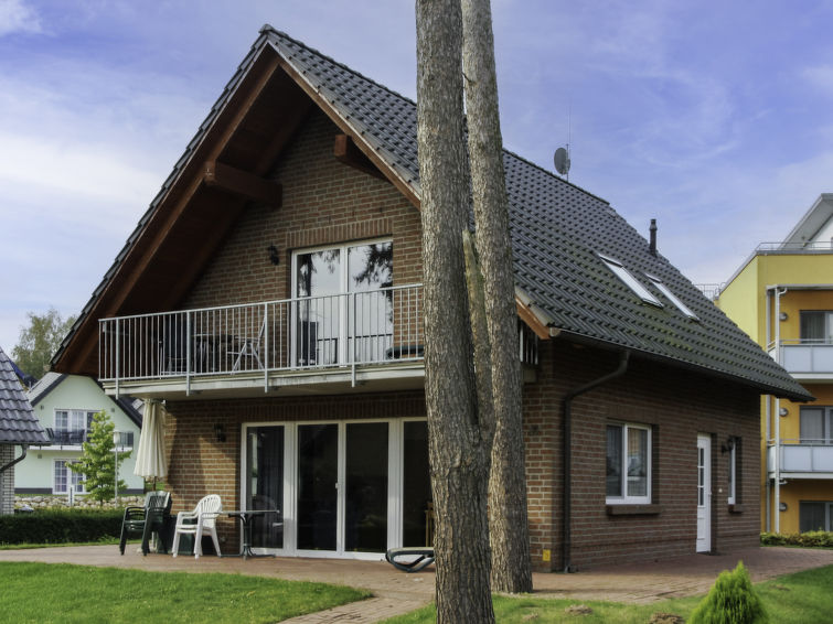 Appartement 2-kamers 50 m2 op de 1e verdieping. Gezellig ingericht: woon-/eetkamer met afgeschuinde daken met zwedenkachel, eettafel en Sat-TV (Flatscreen TV), radio. Uitgang naar het balkon. 1 2-pers..