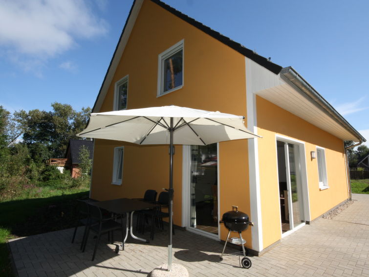 Appartement 3-kamers 65 m2, op de begane grond. Modern ingericht: woon-/eetkamer met Sat-TV (Flatscreen TV), radio en CD-speler. Uitgang naar het terras. 2 kamers, elke kamer heeft 1 2-pers bed (180 c..
